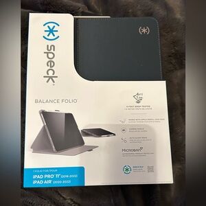 Speck IPad Case-New Dark Blue
iPad Pro 11” 2018-2022/ iPad Air 2020-2022